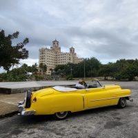 Gelber Oldtimer vorm Hotel Nacional